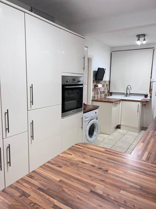 ساوثيند أون سي Spacious 3 Bed Flat - Beach Nearby - No Pets المظهر الخارجي الصورة